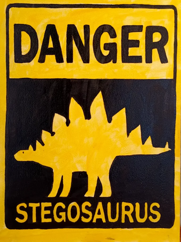Cartel de peligro con silueta de estegosaurio en amarillo y negro inspirado en señales de advertencia.