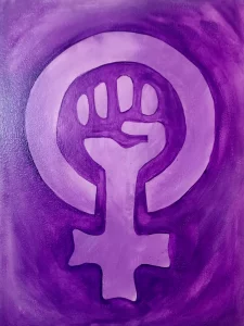 Cuadro con símbolo feminista y puño levantado en tonos morados sobre fondo violeta degradado.