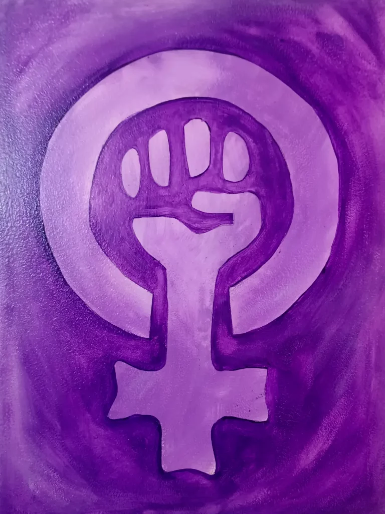 Cuadro con símbolo feminista y puño levantado en tonos morados sobre fondo violeta degradado.