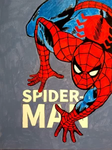 Spider-Man trepando en pose clásica sobre fondo azul inspirado en los cómics clásicos de Marvel.