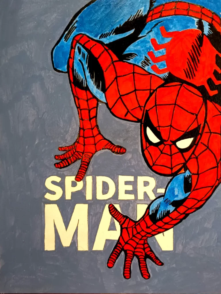 Spider-Man trepando en pose clásica sobre fondo azul inspirado en los cómics clásicos de Marvel.
